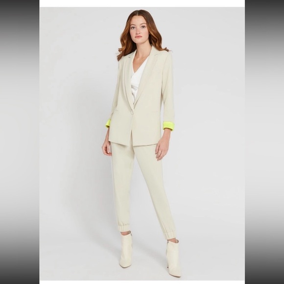 Alice + Olivia Jackets & Blazers - NWT $395 alice + olivia Single Breasted Bergen Blazer Taupe/ Cream Med
